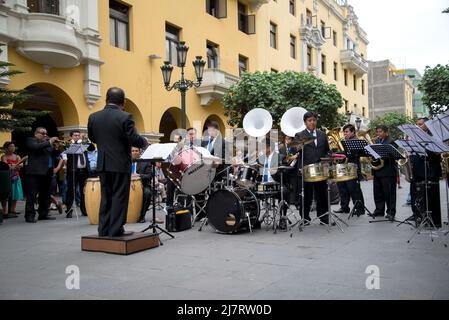 Groupe jouant à Plaza de Armas Lima Peru Banque D'Images