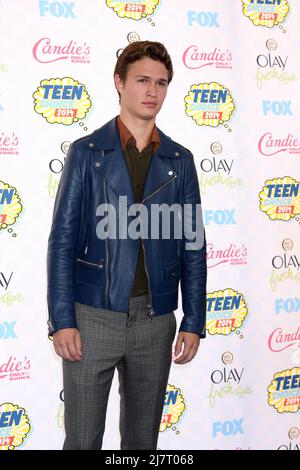 LOS ANGELES - 10 AOÛT : Ansel Elgort à la salle de presse 2014 Teen Choice Awards à l'auditorium Shrine le 10 août 2014 à Los Angeles, CA Banque D'Images