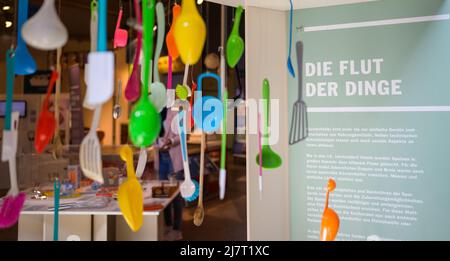 Rosengarten, Allemagne. 21st avril 2022. Des gadgets de cuisine sont suspendus dans le musée en plein air du Kiekeberg. Le poêle était le centre de la vie familiale, surtout dans les temps précédents - comme source de chauffage et plus tard comme objet d'utilité et de prestige. Dans le musée en plein air du Kiekeberg, une exposition montre le développement de la cuisine. (À dpa: 'Kiekeberg Museum montre 150 ans d'histoire de la cuisine') Credit: Philipp Schulze/dpa/Alamy Live News Banque D'Images