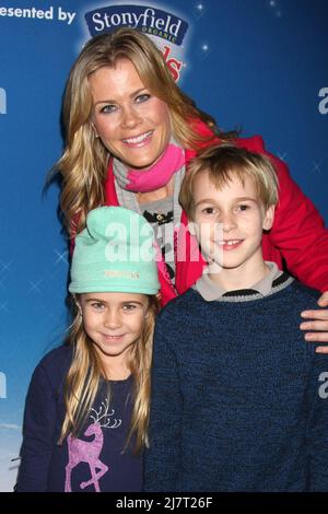 LOS ANGELES - DEC 11 : Alison Sweeney, Ben Sanov, Megan Sanov à la réception du tapis rouge « Disney on Ice » au Staples Center le 11 décembre 2014 à Los Angeles, Californie Banque D'Images