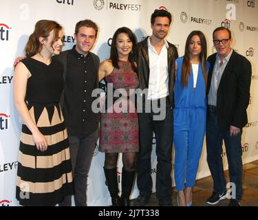 LOS ANGELES - 23 MARS : Elizabeth Henstridge, Ian de Caestecker, Ming-Na Wen, Brett Dalton, Chloe Bennett, Clark Gregg au PaleyFEST 2014 - 'Marvel's agents of S.H.I.E.L.D.' au Dolby Theatre le 23 mars 2014 à Los Angeles, CA Banque D'Images