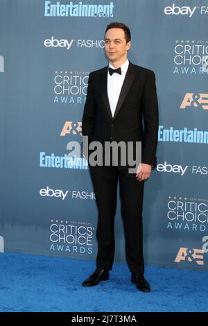 LOS ANGELES - DEC 11 : Jim Parsons à l'occasion des prix du choix des critiques annuels 22nd à Barker Hanger le 11 décembre 2016 à Santa Monica, CA Banque D'Images