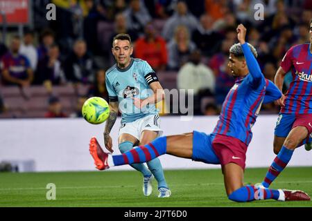 Barcelone, Espagne, 10/05/2022, FC BARCELONE/RC CELTA Barcelone, Espagne.10 mai 2022. Iago Aspas (10) de RC Celta et Ronald Araujo (4) du FC Barcelone pendant le match espagnol de la Liga entre FC Barcelone et RC Celta au stade Camp Nou. Banque D'Images