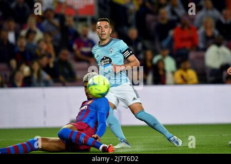 Barcelone, Espagne, 10/05/2022, FC BARCELONE/RC CELTA Barcelone, Espagne.10 mai 2022. Iago Aspas (10) de RC Celta et Ronald Araujo (4) du FC Barcelone pendant le match espagnol de la Liga entre FC Barcelone et RC Celta au stade Camp Nou. Banque D'Images