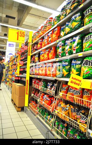 Chaîne de supermarchés Carrefour, corridors de marché et produits, Maltepe Istanbul Turquie, septembre 13 2012 Banque D'Images