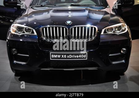 Vue avant du luxe et de la BMW X6 sous les feux dans la salle d'exposition, novembre 02.2012 Istanbul Turquie International Auto Show Banque D'Images