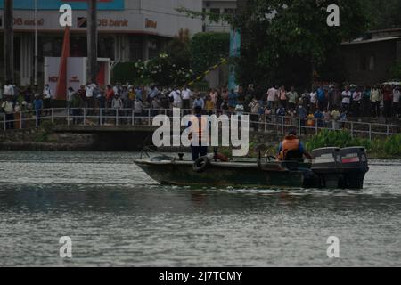 Colombo, Sri Lanka.9th mai 2022. Des manifestants anti-gouvernement furieux ont poussé des dizaines de personnes dans le lac Beira peu profond près des arbres du Temple. Banque D'Images