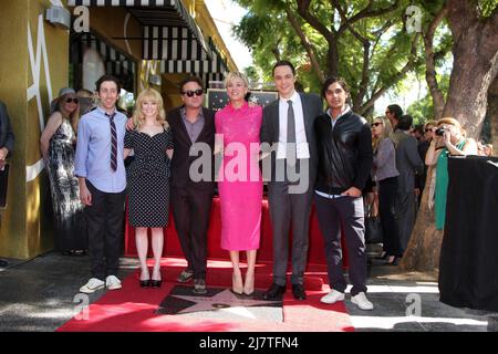 LOS ANGELES - octobre 29 : Simon Helberg, Melissa Rausch, Johnny Galecki, Kaley Cuoco, Jim Parsons, Kunal Nayyar au Kaley Cuoco Star, sur le Hollywood Walk of Fame, sur Hollywood Blvd, le 29 octobre 2014 à Los Angeles, en Californie Banque D'Images