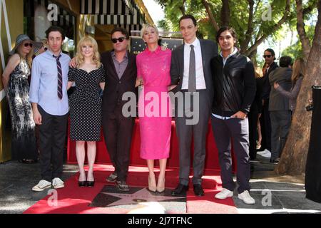 LOS ANGELES - octobre 29 : Simon Helberg, Melissa Rausch, Johnny Galecki, Kaley Cuoco, Jim Parsons, Kunal Nayyar au Kaley Cuoco Star, sur le Hollywood Walk of Fame, sur Hollywood Blvd, le 29 octobre 2014 à Los Angeles, en Californie Banque D'Images