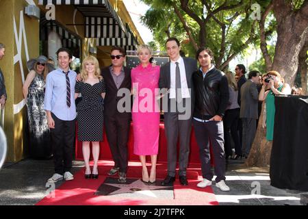 LOS ANGELES - octobre 29 : Simon Helberg, Melissa Rausch, Johnny Galecki, Kaley Cuoco, Jim Parsons, Kunal Nayyar au Kaley Cuoco Star, sur le Hollywood Walk of Fame, sur Hollywood Blvd, le 29 octobre 2014 à Los Angeles, en Californie Banque D'Images