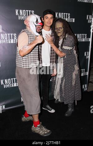 LOS ANGELES - octobre 3 : Tyler Blackburn à la Knott's Scary Farm Celebrity ouverture de VIP à Knott's Berry Farm le 3 octobre 2014 à Buena Park, Californie Banque D'Images