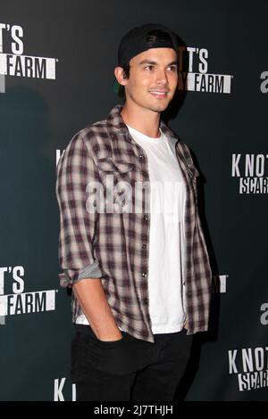 LOS ANGELES - octobre 3 : Tyler Blackburn à la Knott's Scary Farm Celebrity ouverture de VIP à Knott's Berry Farm le 3 octobre 2014 à Buena Park, Californie Banque D'Images