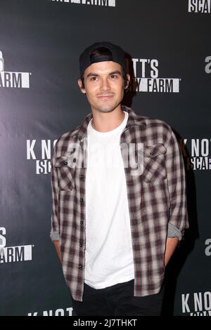 LOS ANGELES - octobre 3 : Tyler Blackburn à la Knott's Scary Farm Celebrity ouverture de VIP à Knott's Berry Farm le 3 octobre 2014 à Buena Park, Californie Banque D'Images