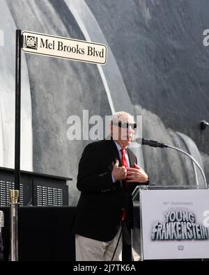 LOS ANGELES - OCT 23: Mel Brooks au dévouement de la rue Mel Brooks et la jeune présentation murale Frankenstein au 20th Century Fox Lot le 23 octobre 2014 à Century City, CA Banque D'Images