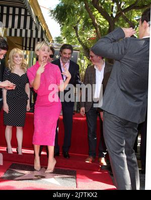 LOS ANGELES - octobre 29 : Chuck Lorre, Simon Helberg, Melissa Rausch, Johnny Galecki, Kaley Cuoco, Jim Parsons, Kunal Nayyar au Kaley Cuoco Star, sur le Hollywood Walk of Fame, sur Hollywood Blvd, le 29 octobre 2014 à Los Angeles, en Californie Banque D'Images