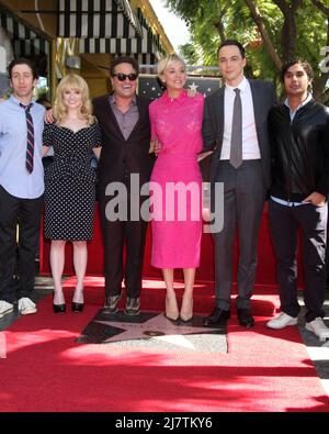 LOS ANGELES - octobre 29 : Simon Helberg, Melissa Rausch, Johnny Galecki, Kaley Cuoco, Jim Parsons, Kunal Nayyar au Kaley Cuoco Star, sur le Hollywood Walk of Fame, sur Hollywood Blvd, le 29 octobre 2014 à Los Angeles, en Californie Banque D'Images