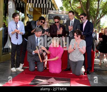 LOS ANGELES - octobre 29 : Leron Gubler, responsables de chambre, Chuck Lorre, Simon Helberg, Melissa Rausch, Johnny Galecki, Kaley Cuoco, Jim Parsons, Kunal Nayyar au Kaley Cuoco Star sur le Hollywood Walk of Fame, sur Hollywood Blvd, le 29 octobre 2014 à Los Angeles, en Californie Banque D'Images