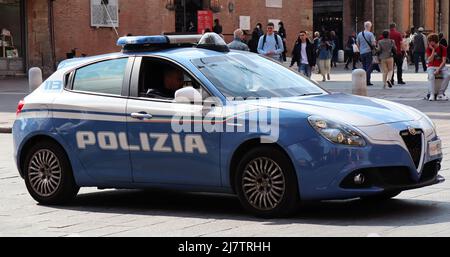 Voiture de police italienne. Polizia Italiana, garder la sécurité à Bologne. Banque D'Images