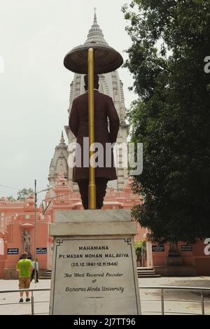 Vue arrière de la statue de Madan Mohan Malaviya (Mahamana), co-fondateur de l'Université hindoue de Banaras, surplombant le temple de Viswanath au complexe de l'Université hindoue de Banaras à Varanasi, Uttar Pradesh, Inde. Banque D'Images