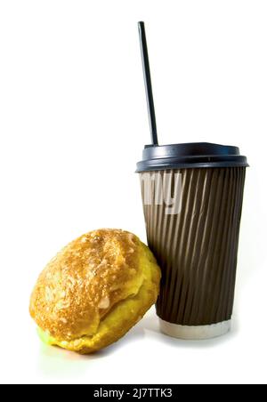 Café dans une tasse en papier et beignet isolés sur du blanc. Banque D'Images