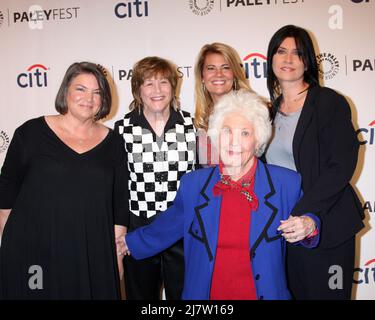 LOS ANGELES - SEP 15 : Mindy Cohn, Geri Jewell, Lisa Whelchel, Charlotte Rae, Nancy McKeon au PaleyFest 2014 automne - 'faits de vie' 35th Réunion d'Anniv au Paley Centre for Media le 15 septembre 2014 à Beverly Hills, CA Banque D'Images