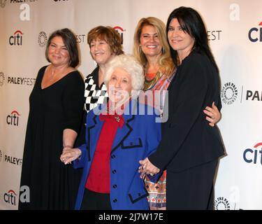 LOS ANGELES - SEP 15 : Mindy Cohn, Geri Jewell, Lisa Whelchel, Charlotte Rae, Nancy McKeon au PaleyFest 2014 automne - 'faits de vie' 35th Réunion d'Anniv au Paley Centre for Media le 15 septembre 2014 à Beverly Hills, CA Banque D'Images