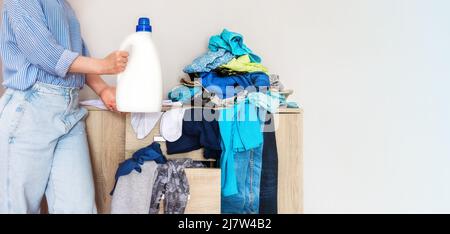 gros plan des mains de la femme tenant une bouteille de détergent à lessive, maquette pour logo Banque D'Images