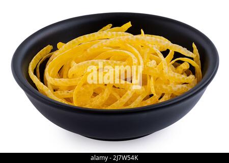 Zeste de citron fraîchement pelé dans un bol en céramique noire isolé sur blanc. Banque D'Images