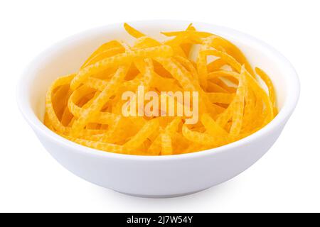 Zeste de citron fraîchement pelé dans un bol en céramique blanc isolé sur blanc. Banque D'Images