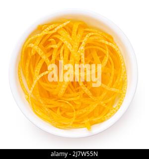 Zeste de citron fraîchement pelé dans un bol en céramique blanc isolé sur blanc. Vue de dessus. Banque D'Images