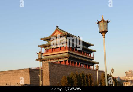 Zhengyangmen est un portail emblématique construit à l'origine en 1419 dans le cadre du mur de la ville de Pékin. Pékin, Chine. Banque D'Images