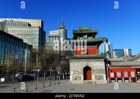 Temple de Dongyue avec des bâtiments modernes en arrière-plan. Pékin, Chine. Banque D'Images