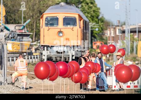 Cottbus, Allemagne. 10th mai 2022. Des ballons pendent d'une clôture au chantier de construction de la nouvelle usine ferroviaire de Cottbus. D'ici 2024, la première des deux salles d'entretien pour la réparation des trains ICE 4 sera construite dans la nouvelle usine de Deutsche Bahn à Cottbus. La Deutsche Bahn affirme qu'elle investira au moins un milliard d'euros dans le projet de construction. Credit: Frank Hammerschmidt/dpa/Alay Live News Banque D'Images