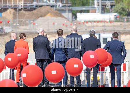 10 mai 2022, Brandebourg, Cottbus: Michael Theurer (l-r), Secrétaire d'Etat parlementaire du Ministre fédéral des Affaires numériques et des Transports, Marietta Tzschoppe, Maire de la ville de Cottbus pour le développement urbain et la construction, Guido Beermann, Ministre des infrastructures de l'Etat de Brandebourg, OLAF Scholz, Chancelier de la République fédérale d'Allemagne, Richard Lutz, Directeur général du DB, Dietmar Woidke, Ministre-Président de l'Etat de Brandebourg, Jörg Steinbach, Ministre de l'Economie de l'Etat de Brandebourg, et Carsten Schneider, Ministre d'Etat et Commissaire du Gouvernement fédéral f Banque D'Images