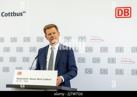 Cottbus, Allemagne. 10th mai 2022. Richard Lutz, PDG de DB, s'exprime à l'occasion de l'événement marquant de la nouvelle usine ferroviaire de Cottbus. D'ici 2024, la première des deux salles d'entretien pour la réparation des trains ICE 4 sera construite dans la nouvelle usine de Deutsche Bahn à Cottbus. La Deutsche Bahn affirme qu'elle investira au moins un milliard d'euros dans le projet de construction. Credit: Frank Hammerschmidt/dpa/Alay Live News Banque D'Images