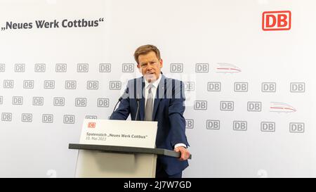 Cottbus, Allemagne. 10th mai 2022. Richard Lutz, PDG de DB, s'exprime à l'occasion de l'événement marquant de la nouvelle usine ferroviaire de Cottbus. D'ici 2024, la première des deux salles d'entretien pour la réparation des trains ICE 4 sera construite dans la nouvelle usine de Deutsche Bahn à Cottbus. La Deutsche Bahn affirme qu'elle investira au moins un milliard d'euros dans le projet de construction. Credit: Frank Hammerschmidt/dpa/Alay Live News Banque D'Images