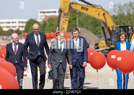 10 mai 2022, Brandebourg, Cottbus: Michael Theurer (l-r), Secrétaire d'Etat parlementaire du Ministre fédéral des Affaires numériques et des Transports, Dietmar Woidke, Ministre Président de l'Etat de Brandebourg, Chancelier de la République fédérale d'Allemagne, OLAF Scholz, Richard Lutz, Directeur général de DB, Daniela Gerd tom Markotten, membre du conseil d'administration de la division de la numérisation et de la technologie, se promette sur le site de construction lors de l'événement marquant de la création symbolique des nouvelles œuvres ferroviaires de Cottbus. D'ici 2024, la première des deux salles d'entretien pour la réparation des trains ICE 4 sera construite dans la nouvelle usine de Deutsche Bahn à Cottbus Banque D'Images