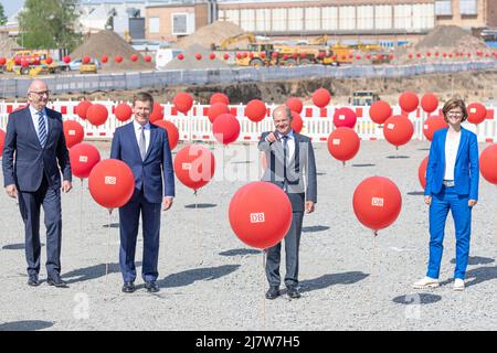 10 mai 2022, Brandebourg, Cottbus : Dietmar Woidke (l-r), Ministre-Président de l'Etat de Brandebourg, Richard Lutz, Directeur général du DB, OLAF Scholz, Chancelier de la République fédérale d'Allemagne, et Daniela Gerd tom Markotten, membre du Conseil d'administration de la DB pour la numérisation et la technologie, assistent à la cérémonie d'inauguration symbolique de la nouvelle usine ferroviaire de Cottbus. D'ici 2024, la première des deux salles d'entretien pour la réparation des trains ICE 4 sera construite dans la nouvelle usine de Deutsche Bahn à Cottbus. La Deutsche Bahn affirme qu'elle investira au moins un milliard d'euros dans le projet de construction. Photo: Frank Hammerschmidt/dpa Banque D'Images