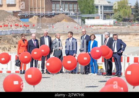 10 mai 2022, Brandebourg, Cottbus: Marietta Tzschoppe (l-r), Maire de la ville de Cottbus pour le développement urbain et la construction, Michael Theurer, Secrétaire d'Etat parlementaire du Ministre fédéral des affaires numériques et des transports, Guido Beermann, Ministre des infrastructures de l'Etat de Brandebourg, OLAF Scholz, Chancelier de la République fédérale d'Allemagne, Richard Lutz, Directeur général de la DB, Dietmar Woidke, Ministre Président de l'Etat de Brandebourg, Daniela Gerd tom Markotten, membre du Conseil de la DB pour la numérisation et la technologie, Jörg Steinbach, Ministre de l'économie de l'Etat de Brandebourg, Banque D'Images