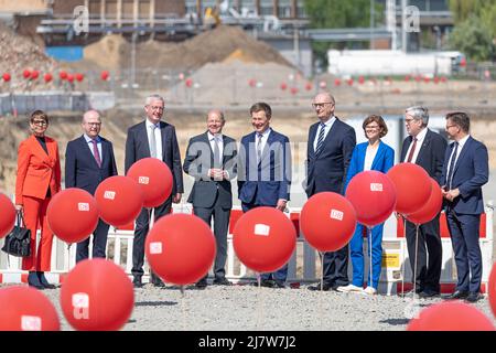 10 mai 2022, Brandebourg, Cottbus: Marietta Tzschoppe (l-r), Maire de la ville de Cottbus pour le développement urbain et la construction, Michael Theurer, Secrétaire d'Etat parlementaire du Ministre fédéral des affaires numériques et des transports, Guido Beermann, Ministre des infrastructures de l'Etat de Brandebourg, OLAF Scholz, Chancelier de la République fédérale d'Allemagne, Richard Lutz, Directeur général de la DB, Dietmar Woidke, Ministre Président de l'Etat de Brandebourg, Daniela Gerd tom Markotten, membre du Conseil de la DB pour la numérisation et la technologie, Jörg Steinbach, Ministre de l'économie de l'Etat de Brandebourg, Banque D'Images