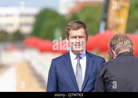 Cottbus, Allemagne. 10th mai 2022. Richard Lutz, PDG de DB, représente une interview sur le site de construction de la nouvelle usine ferroviaire de Cottbus. D'ici 2024, la première des deux salles d'entretien pour la réparation des trains ICE 4 sera construite dans la nouvelle usine de Deutsche Bahn à Cottbus. La Deutsche Bahn affirme qu'elle investira au moins un milliard d'euros dans le projet de construction. Credit: Frank Hammerschmidt/dpa/Alay Live News Banque D'Images