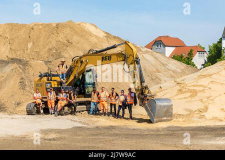 Cottbus, Allemagne. 10th mai 2022. Les ouvriers de la construction assisteront à la cérémonie symbolique de rupture à la nouvelle usine ferroviaire de Cottbus le premier des deux salles d'entretien pour la réparation des TRAINS ICE 4 sera construit à la nouvelle usine de Deutsche Bahn à Cottbus d'ici 2024. La Deutsche Bahn affirme qu'elle investira au moins un milliard d'euros dans le projet de construction. Credit: Frank Hammerschmidt/dpa/Alay Live News Banque D'Images