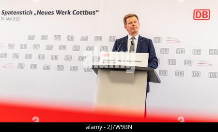 Cottbus, Allemagne. 10th mai 2022. Richard Lutz, PDG de DB, s'exprime à l'occasion de l'événement marquant de la nouvelle usine ferroviaire de Cottbus. D'ici 2024, la première des deux salles d'entretien pour la réparation des trains ICE 4 sera construite dans la nouvelle usine de Deutsche Bahn à Cottbus. La Deutsche Bahn affirme qu'elle investira au moins un milliard d'euros dans le projet de construction. Credit: Frank Hammerschmidt/dpa/Alay Live News Banque D'Images