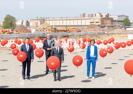 10 mai 2022, Brandebourg, Cottbus : Richard Lutz (l-r), PDG de DB, Dietmar Woidke, ministre-président de l'État de Brandebourg, OLAF Scholz, chancelier de la République fédérale d'Allemagne, et Daniela Gerd tom Markotten, membre du conseil d'administration de la DB pour la numérisation et la technologie, assistent à la cérémonie symbolique d'inauguration de la nouvelle usine ferroviaire de Cottbus. D'ici 2024, la première des deux salles d'entretien pour la réparation des trains ICE 4 sera construite dans la nouvelle usine de Deutsche Bahn à Cottbus. La Deutsche Bahn affirme qu'elle investira au moins un milliard d'euros dans le projet de construction. Photo: Frank Hammerschmidt/dpa Banque D'Images