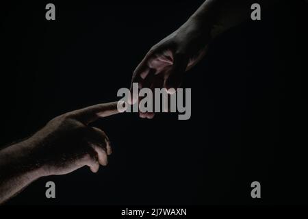 Deux mains au moment de l'adieu. Les mains de retenue des relations. Aidez vos amis à passer des moments difficiles. Geste de sauvetage, soutien, amitié et Banque D'Images