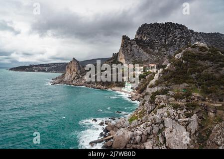 Paysage côtier avec le Mont Cat ou Koshka de la roche Diva le jour de temps nuageux au printemps. Simeiz, Crimée Banque D'Images