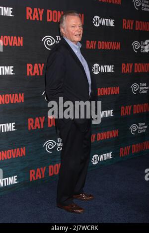 LOS ANGELES - JUL 9 : Jon Voight à la première fête de la saison 2 de 'Ray Donovan' à la Malibu de Nobu le 9 juillet 2014 à Malibu, CA Banque D'Images