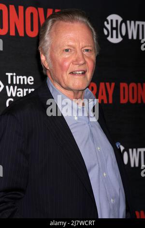 LOS ANGELES - JUL 9 : Jon Voight à la première fête de la saison 2 de 'Ray Donovan' à la Malibu de Nobu le 9 juillet 2014 à Malibu, CA Banque D'Images