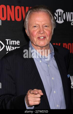 LOS ANGELES - JUL 9 : Jon Voight à la première fête de la saison 2 de 'Ray Donovan' à la Malibu de Nobu le 9 juillet 2014 à Malibu, CA Banque D'Images