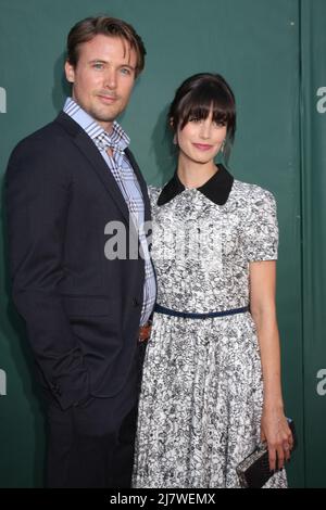 LOS ANGELES - JUL 8: John Reardon, Meghan Ory à la Crown Media Networks juillet 2014 TCA Party à la propriété privée le 8 juillet 2014 à Beverly Hills, CA Banque D'Images